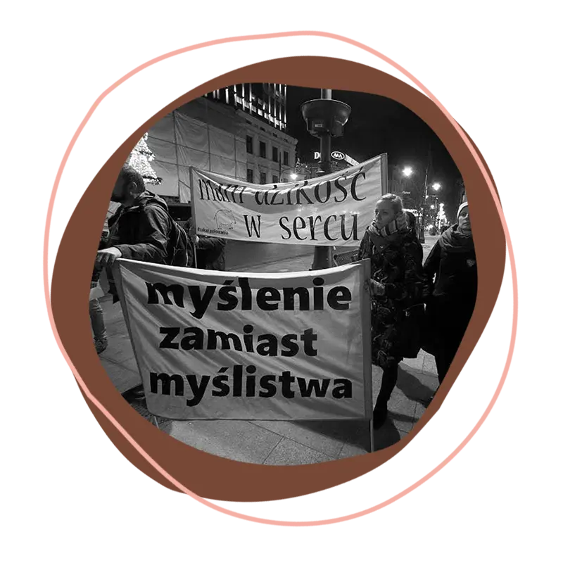 demonstracja - baner z hasłem przeciwko myśliwym