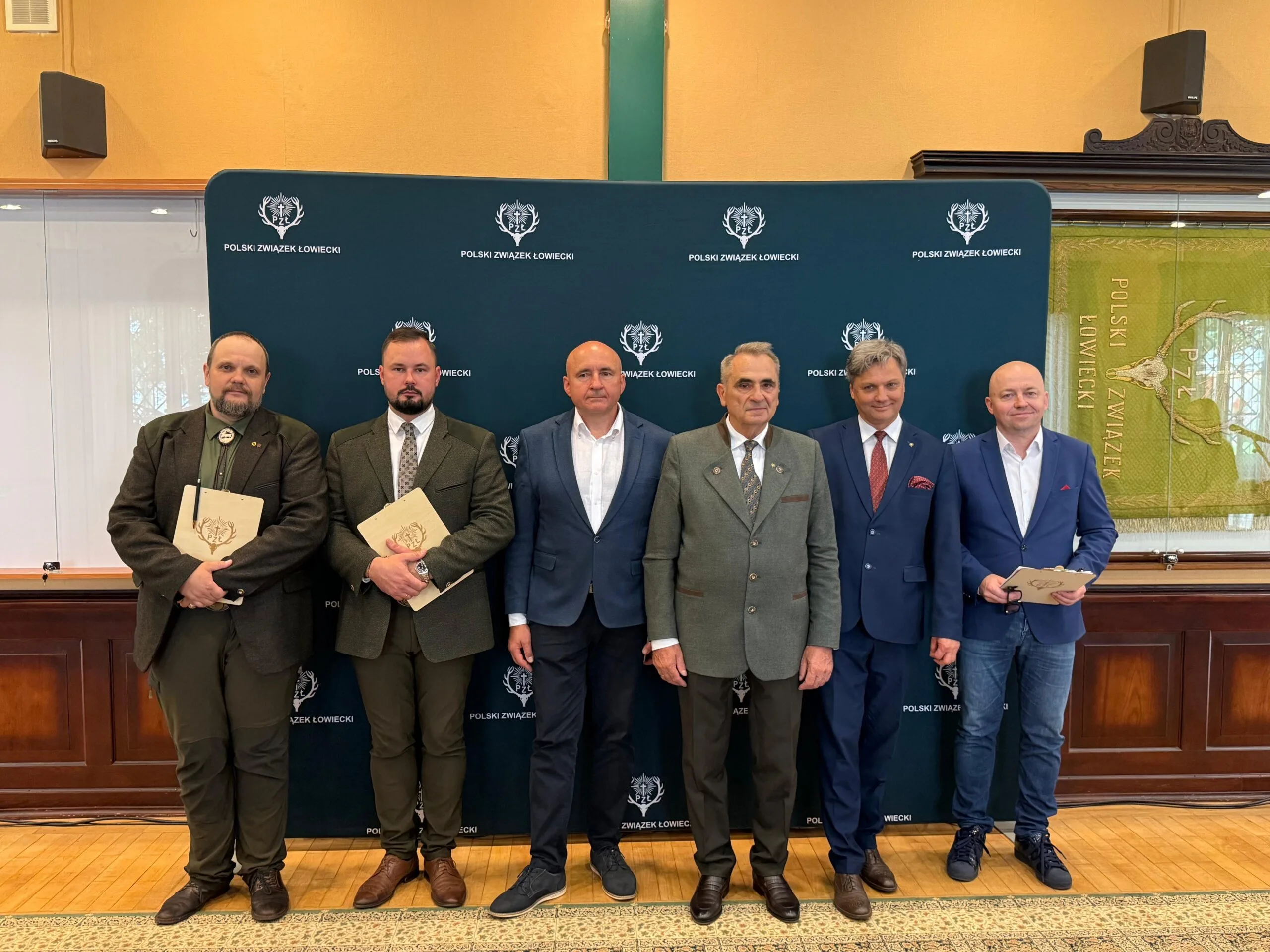 myśliwscy eksperci pozują nielicznym dziennikarzom na konferencji prasowej